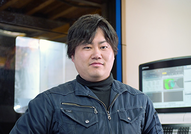CAD/CAM 담당・오퍼레이터 요시다 유키히로 씨