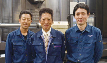 왼쪽부터 시라카와 노리카즈(Shirakawa Norikazu) 전무, 시라카와(Shirakawa) 사장, 복합가공팀 리더 하타노 준이치(Hatano Junichi)씨.
